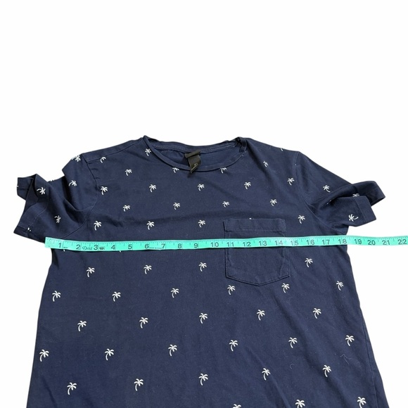 10/$25🦋 H&M Navy & White Palm Tree Print Pocket Tee - Size Small - Picture 11 of 15